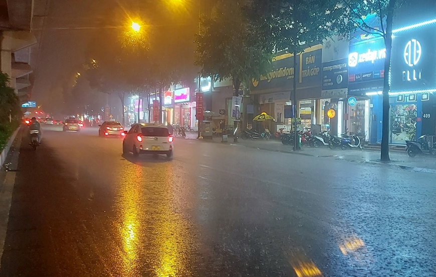 Cảnh báo mưa dông kèm lốc sét và mưa đá tại khu vực Hà Nội